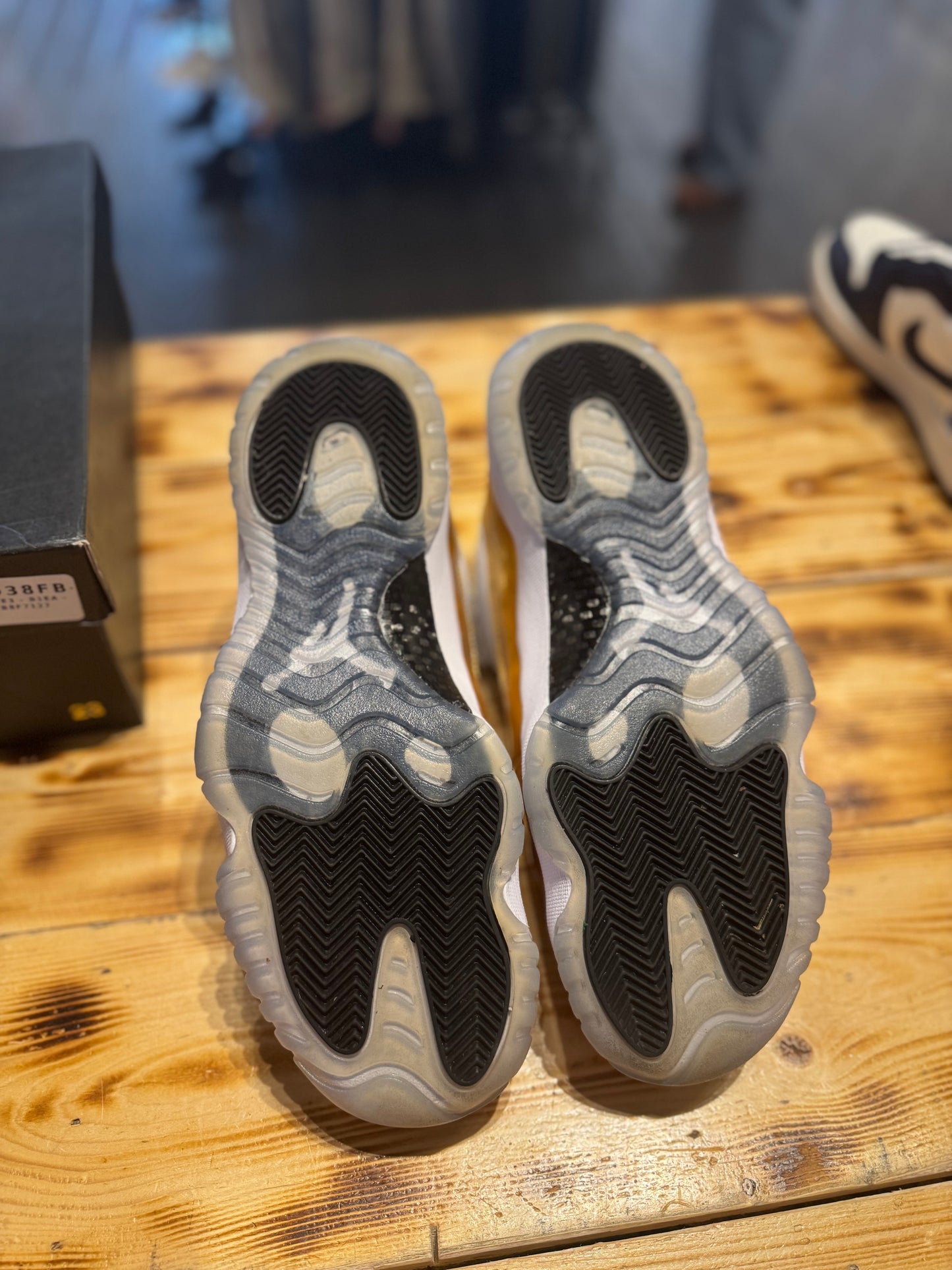 Jordan 11 low “closing ceremonies”/ size 11