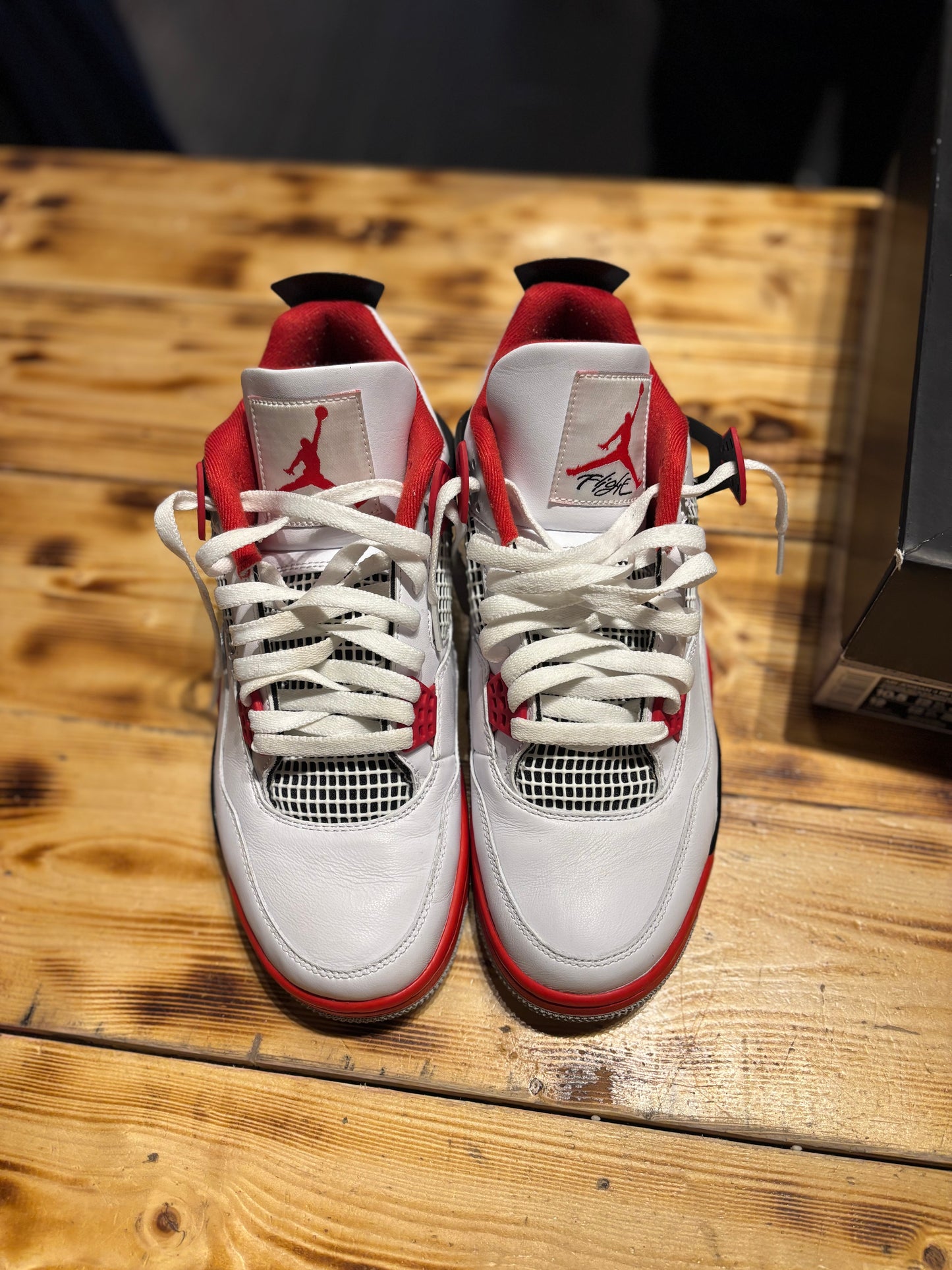 Jordan 4 fire red /size 10.5
