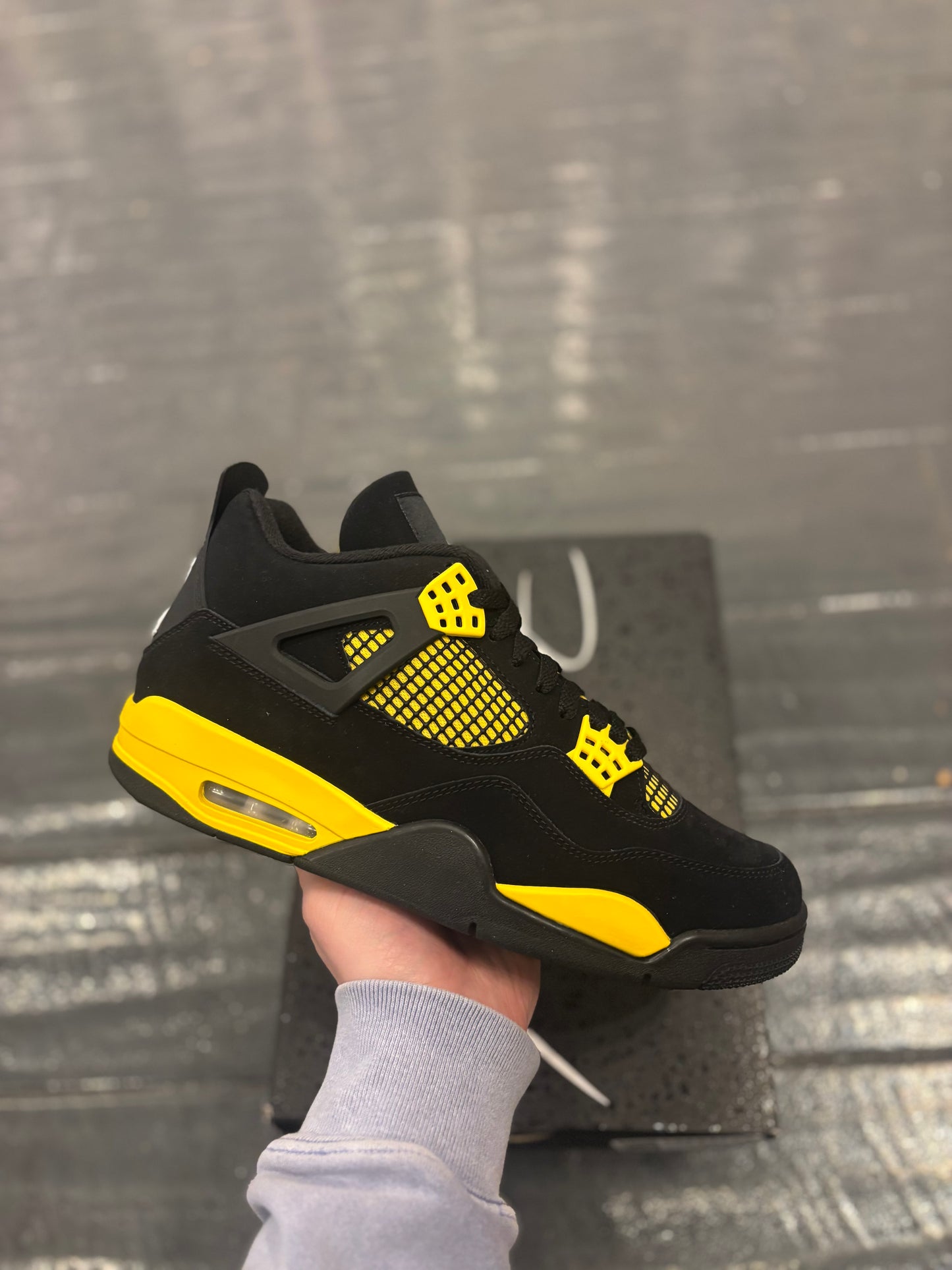 Jordan 4 thunder-10