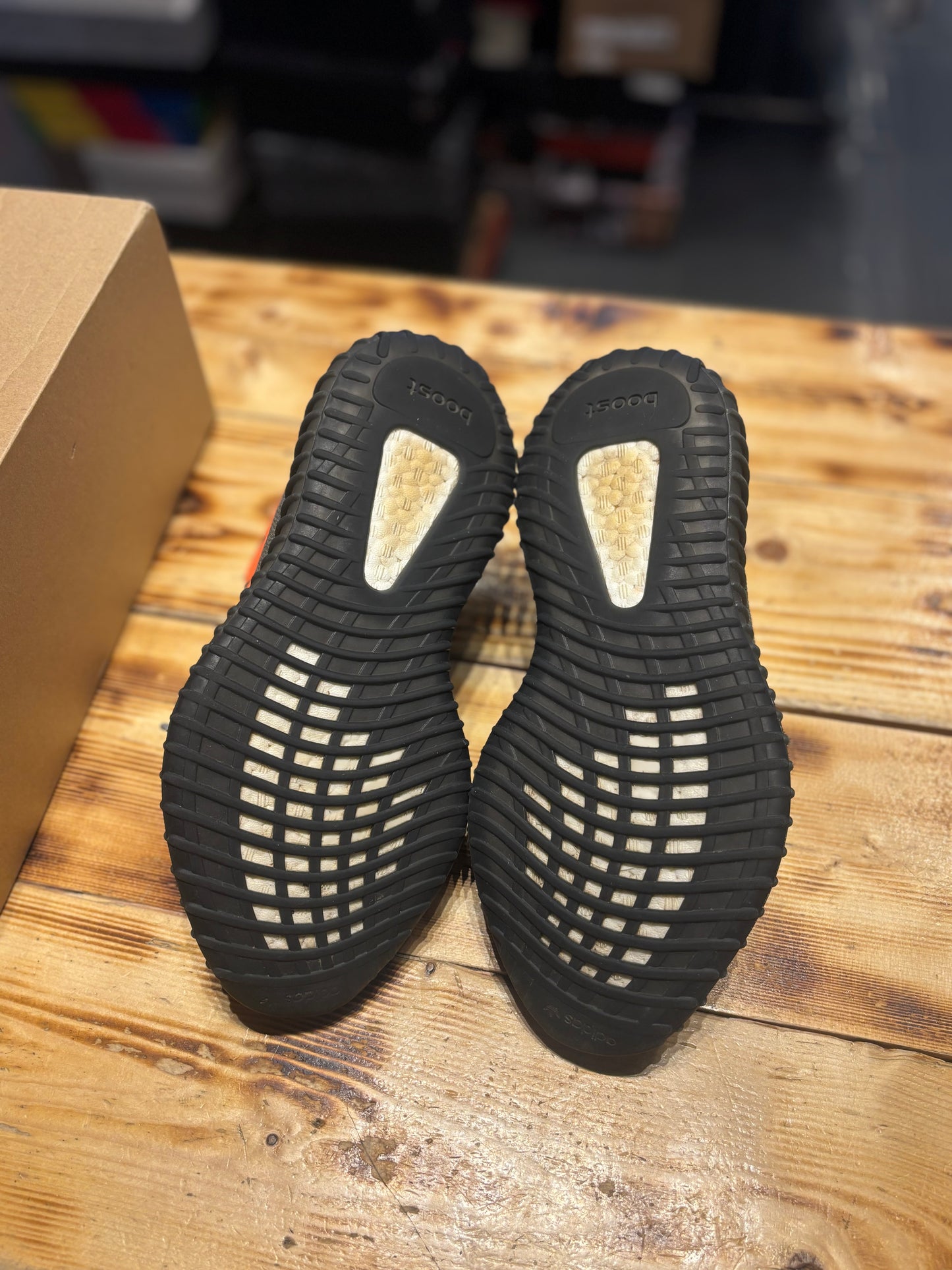 Yeezy 350 “carbon beluga”/size 7.5