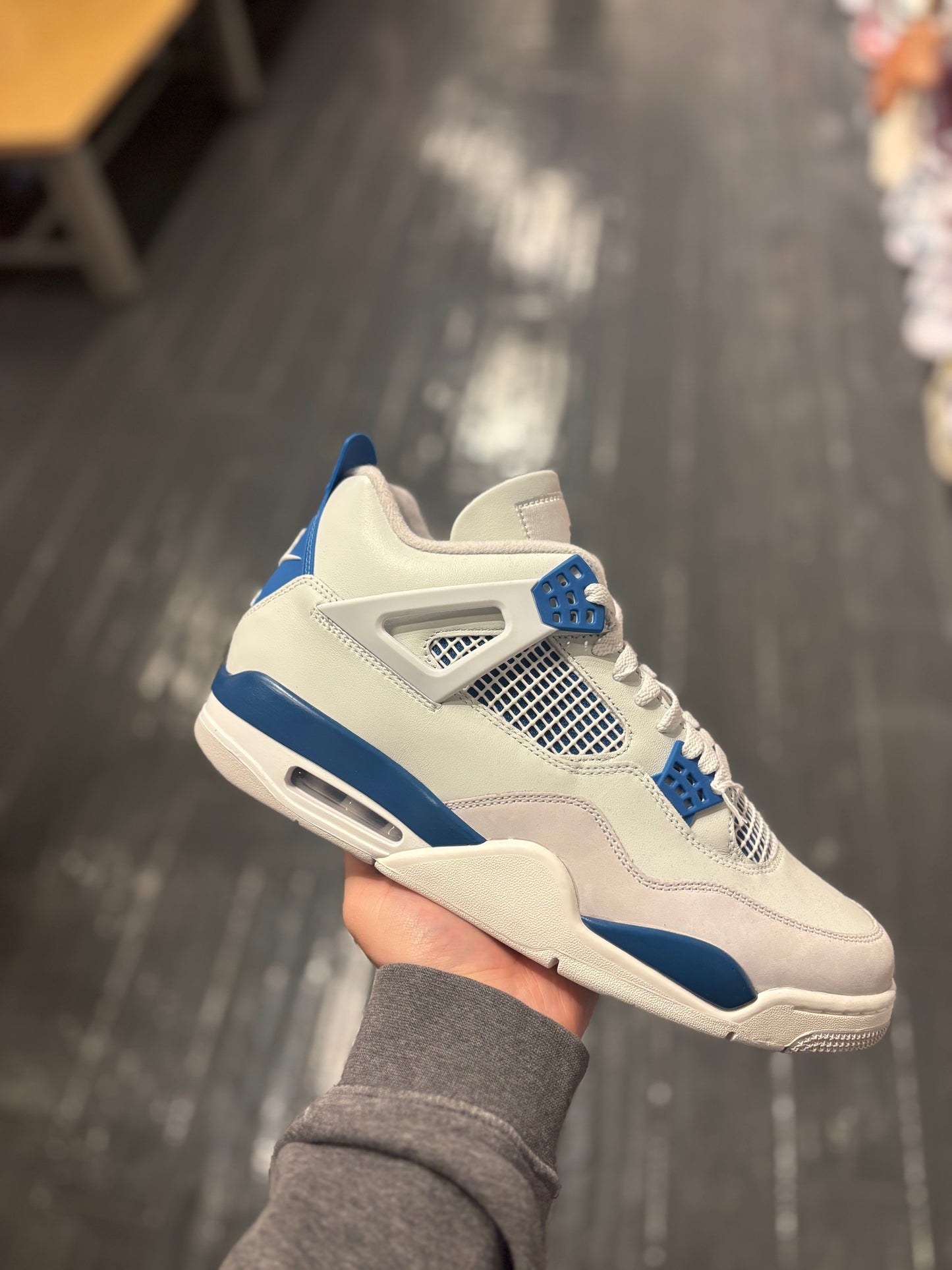 Jordan 4 “military blue”