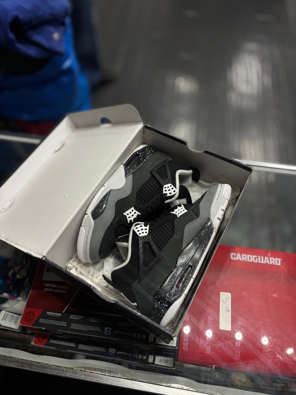 Jordan 4 “fear”/size 9
