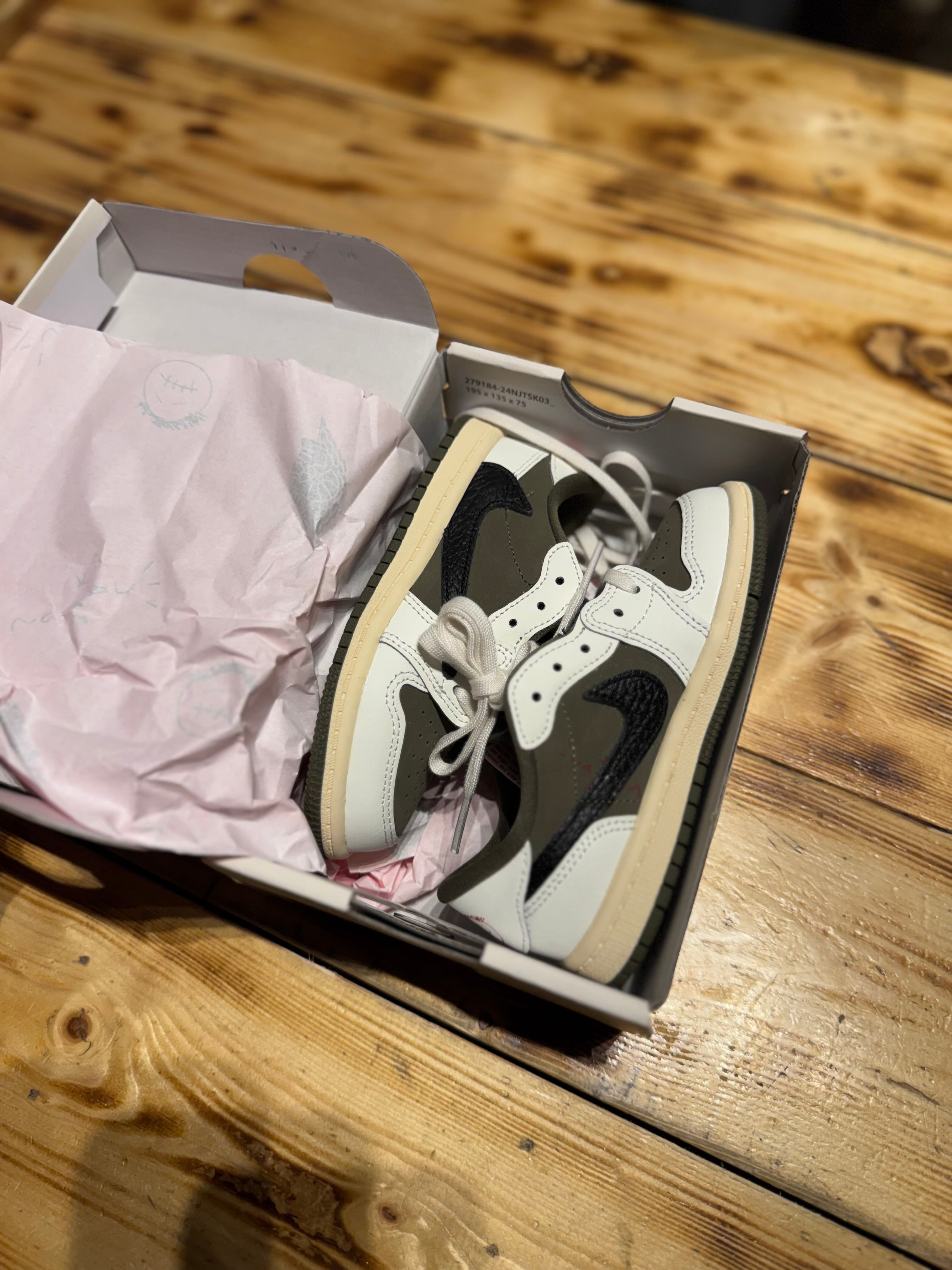 Jordan 1 low Travis Scott “medium olive”/size 9c
