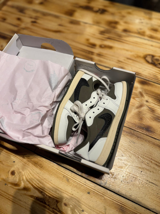 Jordan 1 low Travis Scott “medium olive”/size 9c