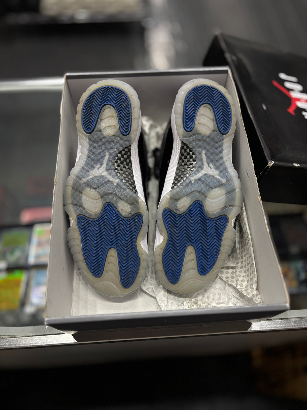 Jordan 11 low “space jam”/size 10.5