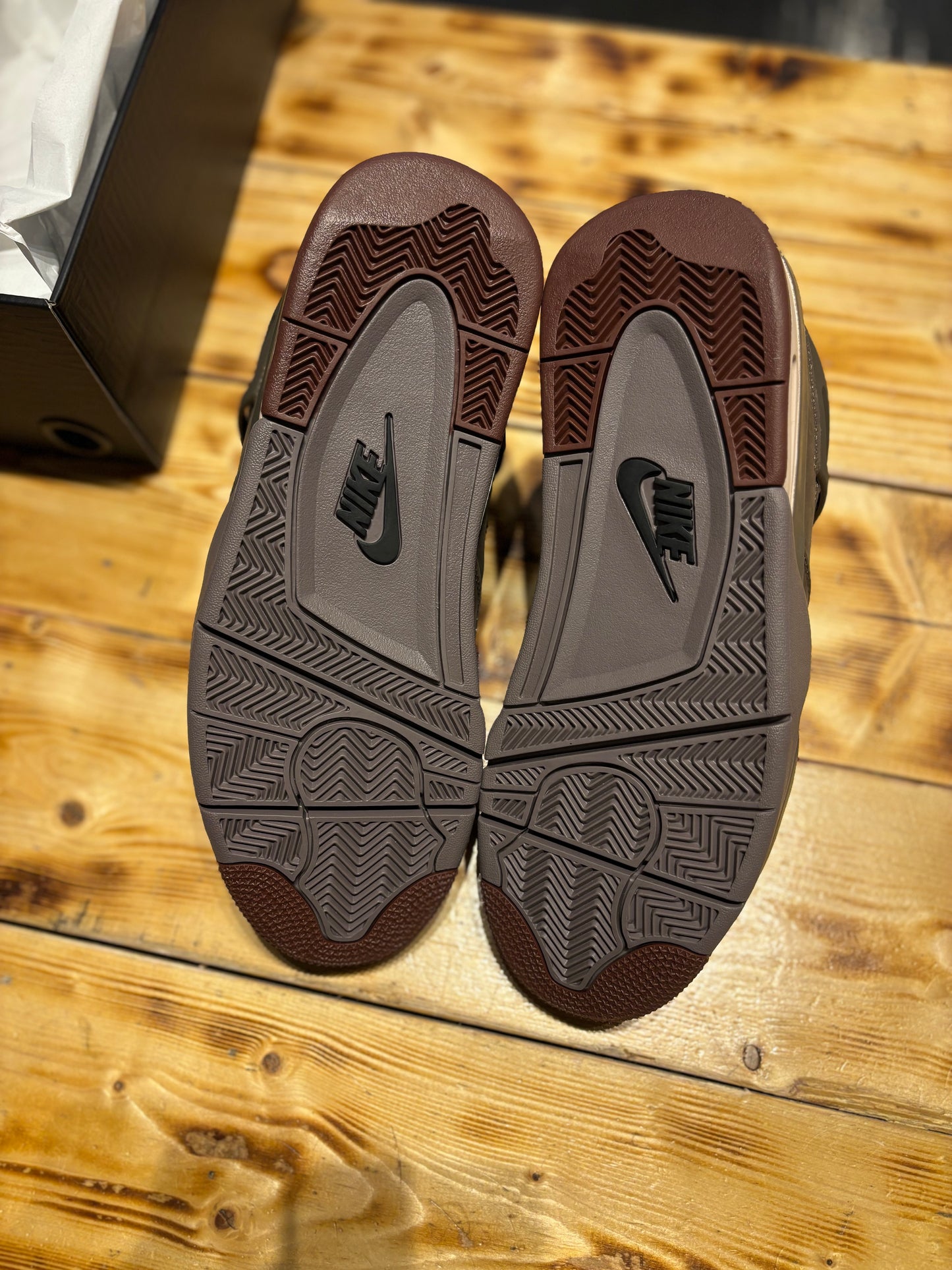 Jordan 4 a ma dark mocha/size 10.5