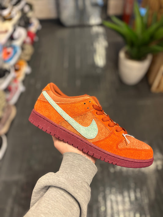 Nike sb dunk low “mystic red rosewood”