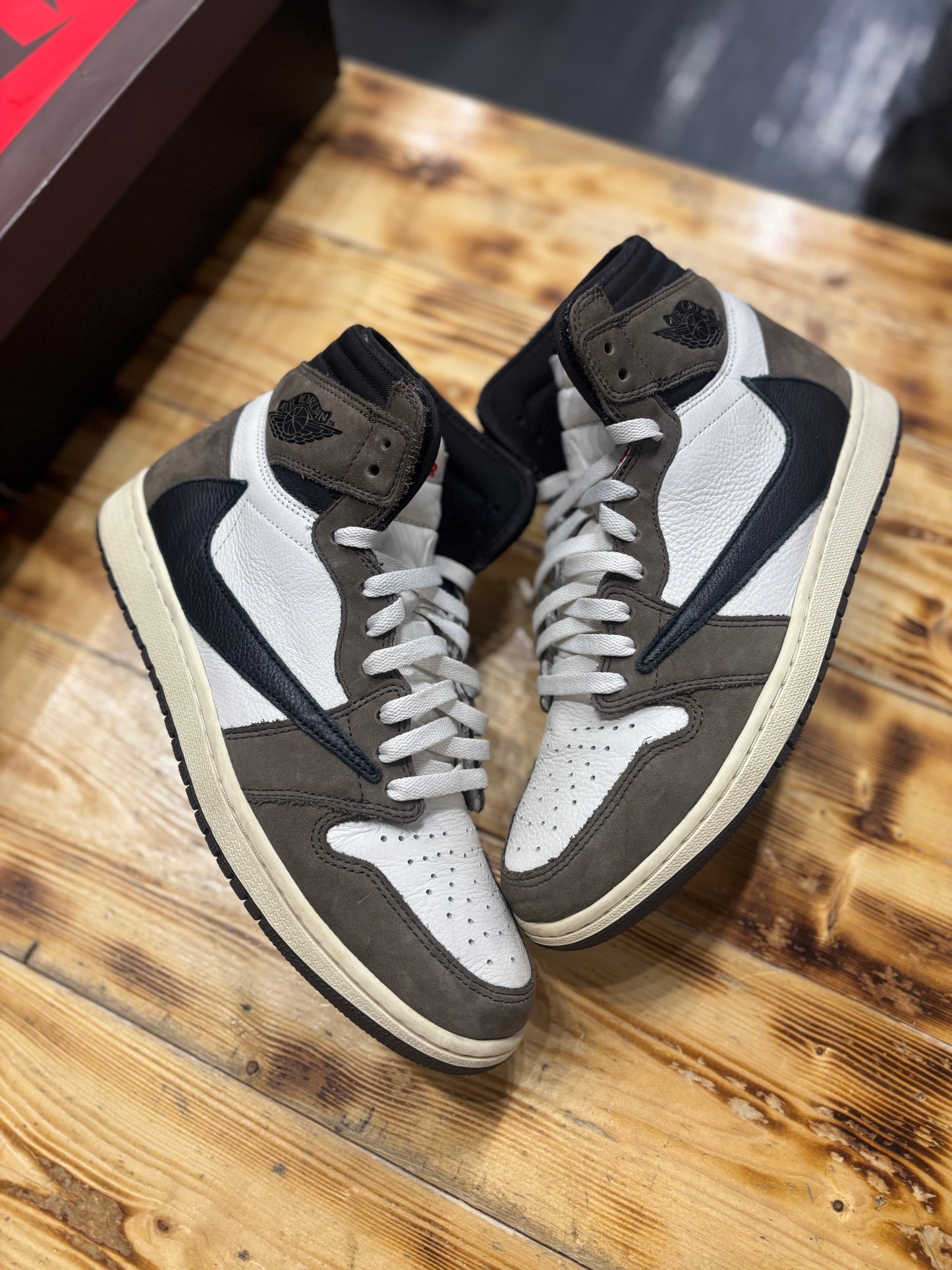 Jordan 1 high “mocha”/size 10.5