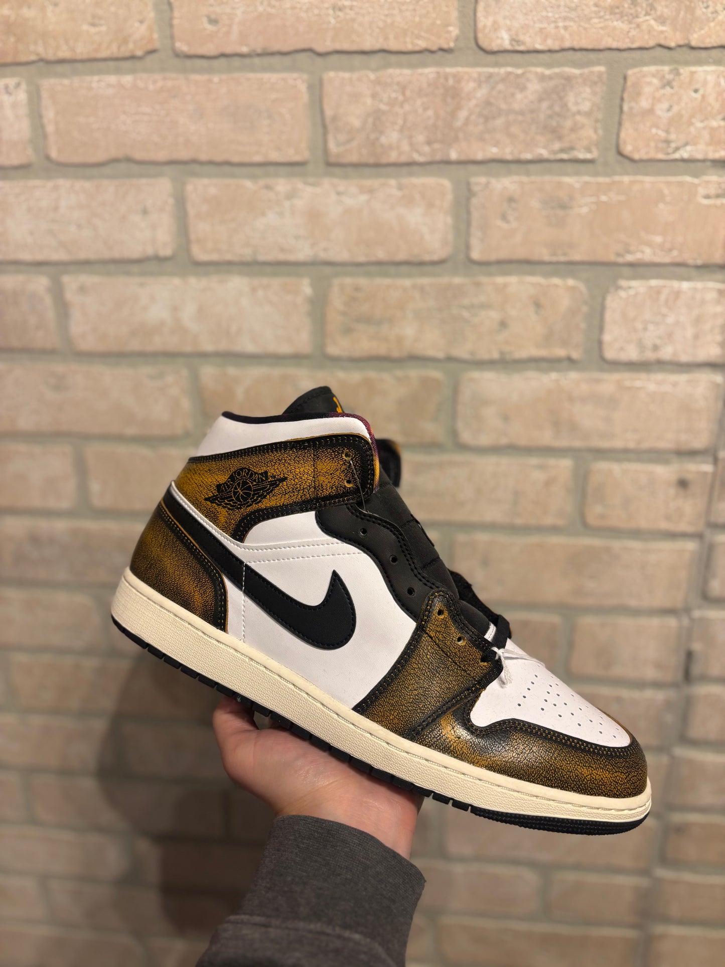 Jordan 1 mid “orange wear away”