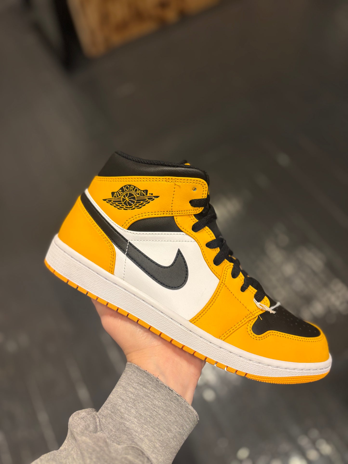 Jordan 1 mid “taxi”