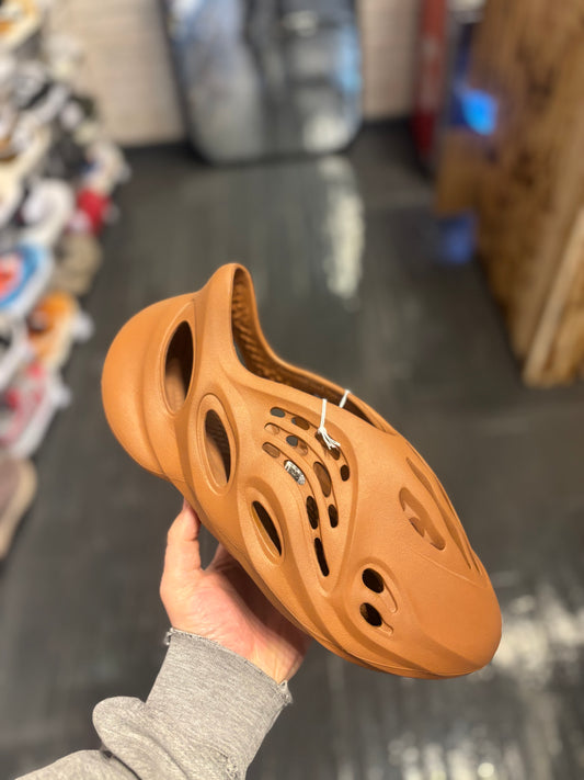 Yeezy foam runner “clay red”