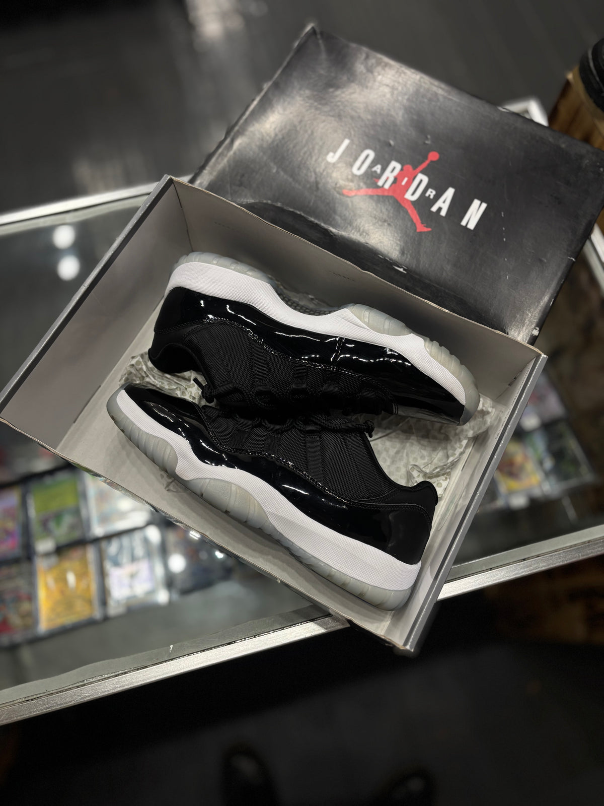 Jordan 11 low “space jam”/size 10.5