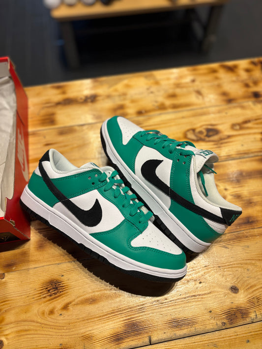 Nike dunk low “Celtics”/size 9