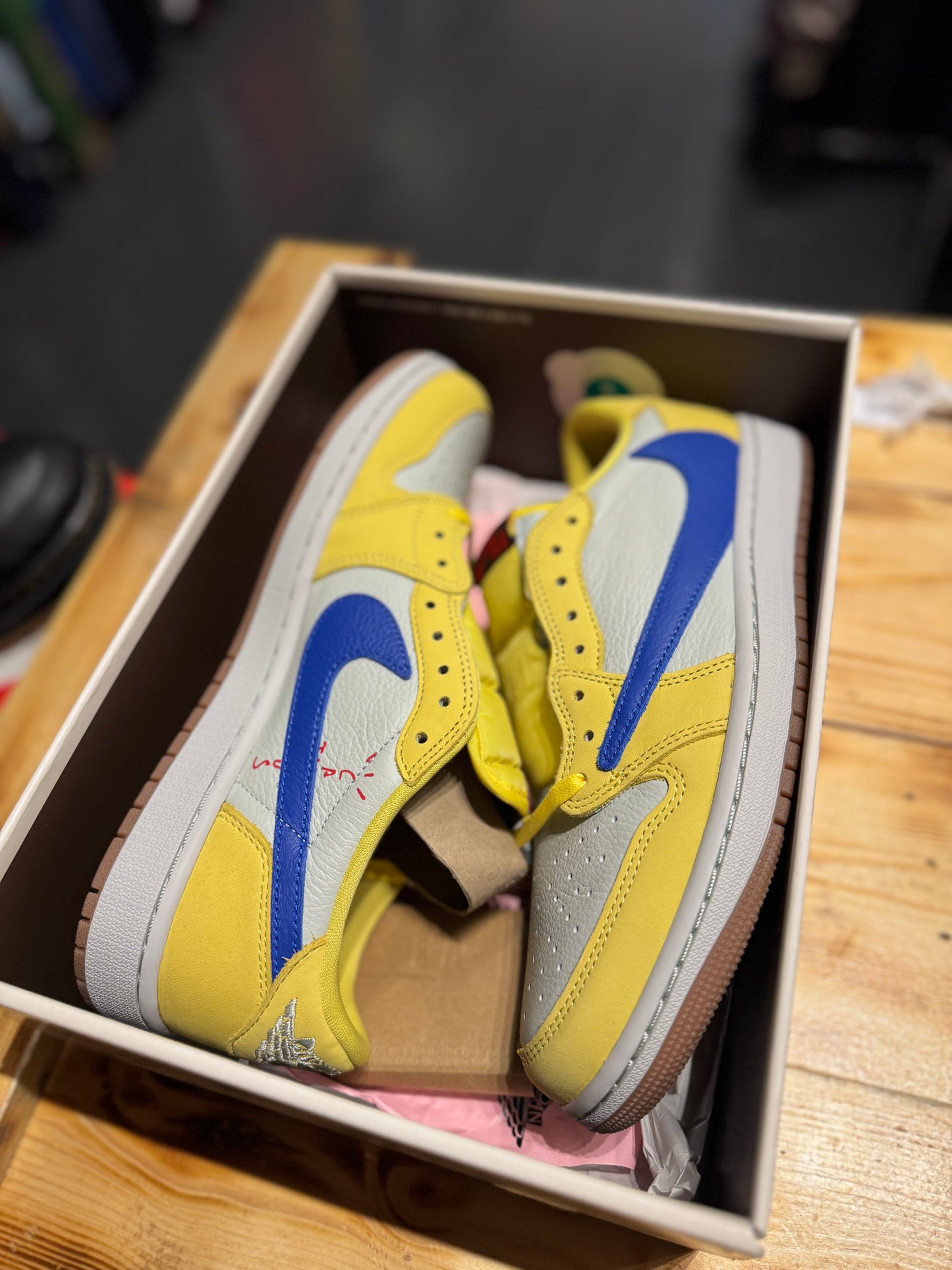 Jordan 1 low “Travis Scott Canary”/size 10.5w(9m)