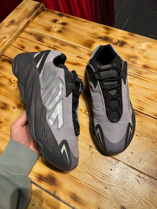 Yeezy 700/size 9