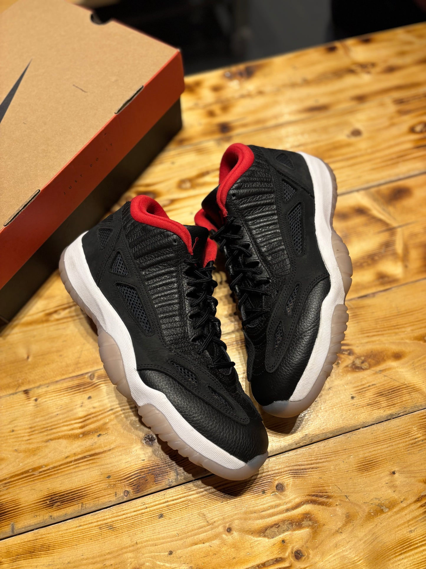 Jordan 11 low ie “bred”/size 10.5
