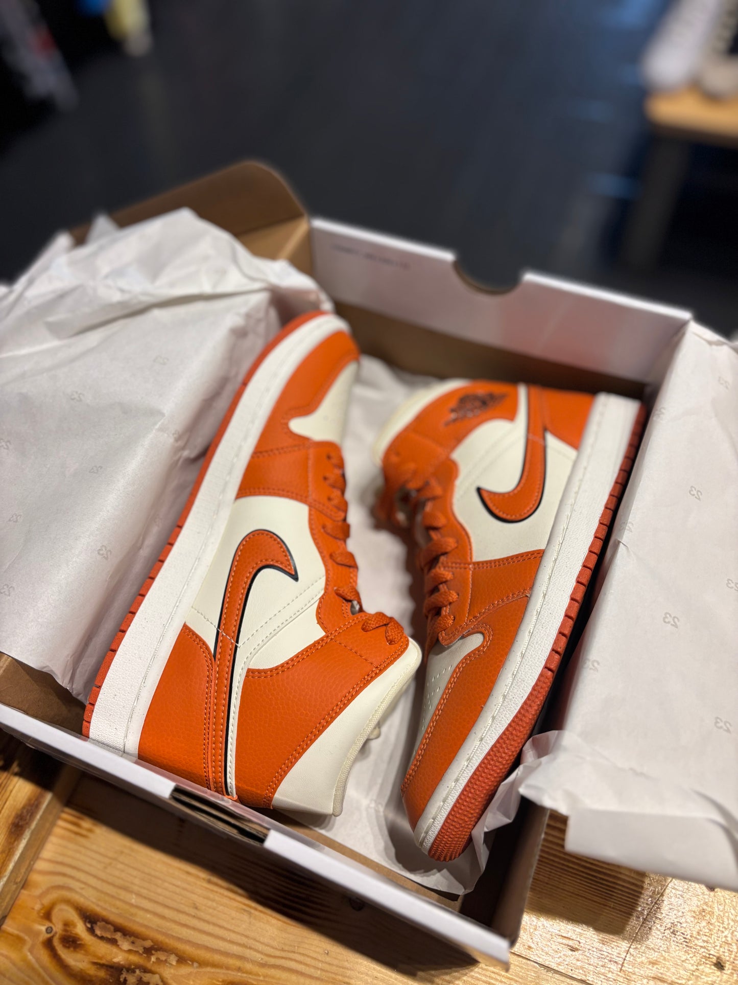 Jordan 1 mid “sport spice”/size 7y(8.5w)