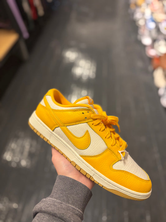 Nike dunk “university gold”