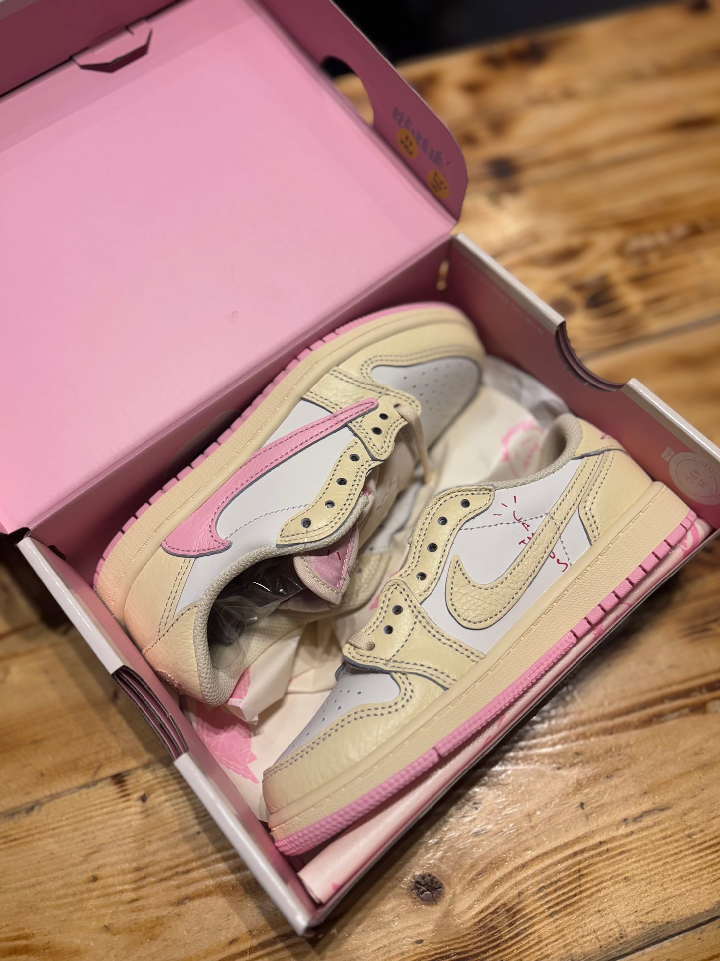 Jordan 1 travis scott “shy pink”/size 1.5y