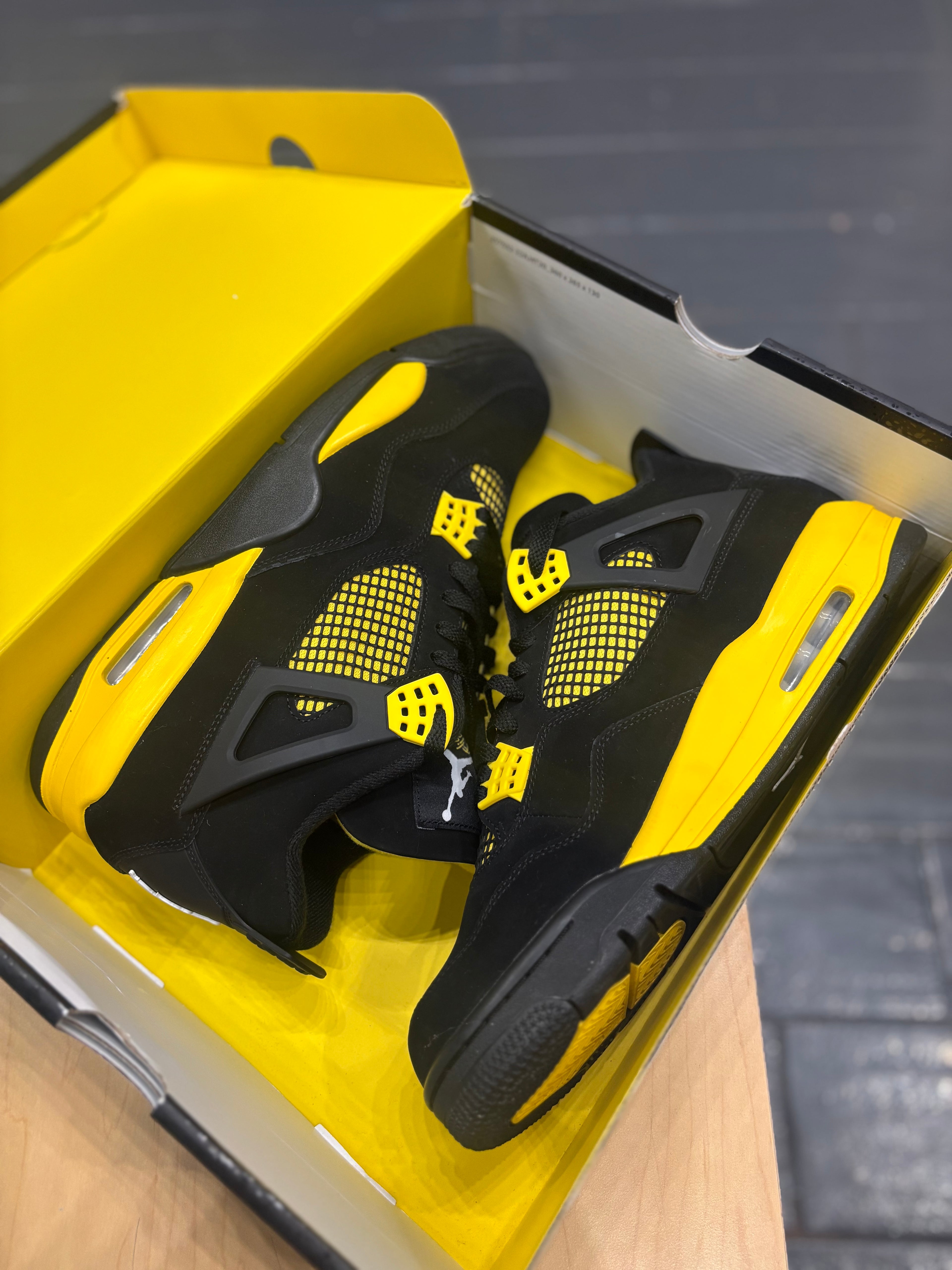 Jordan 4 “thunder”/size 12