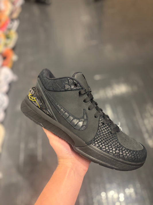 Kobe 4 “gift of mamba”