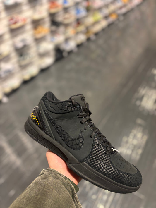 Kobe 4 “gift of mamba”