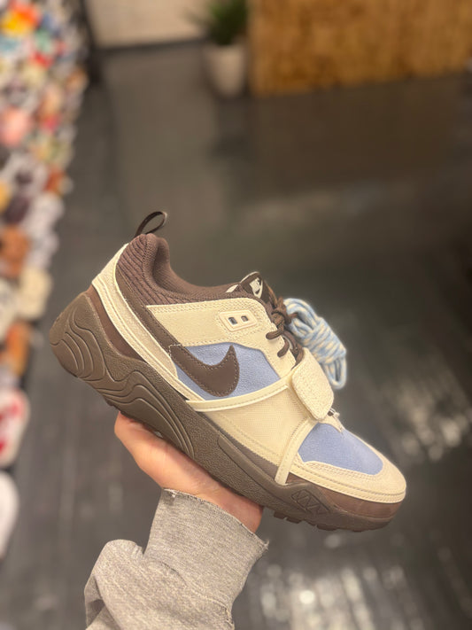 Travis Scott “leche blue”