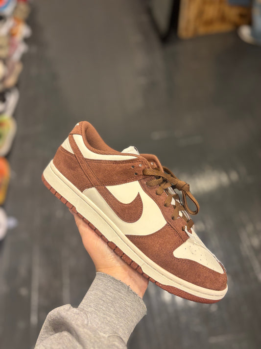 Nike dunk low brown