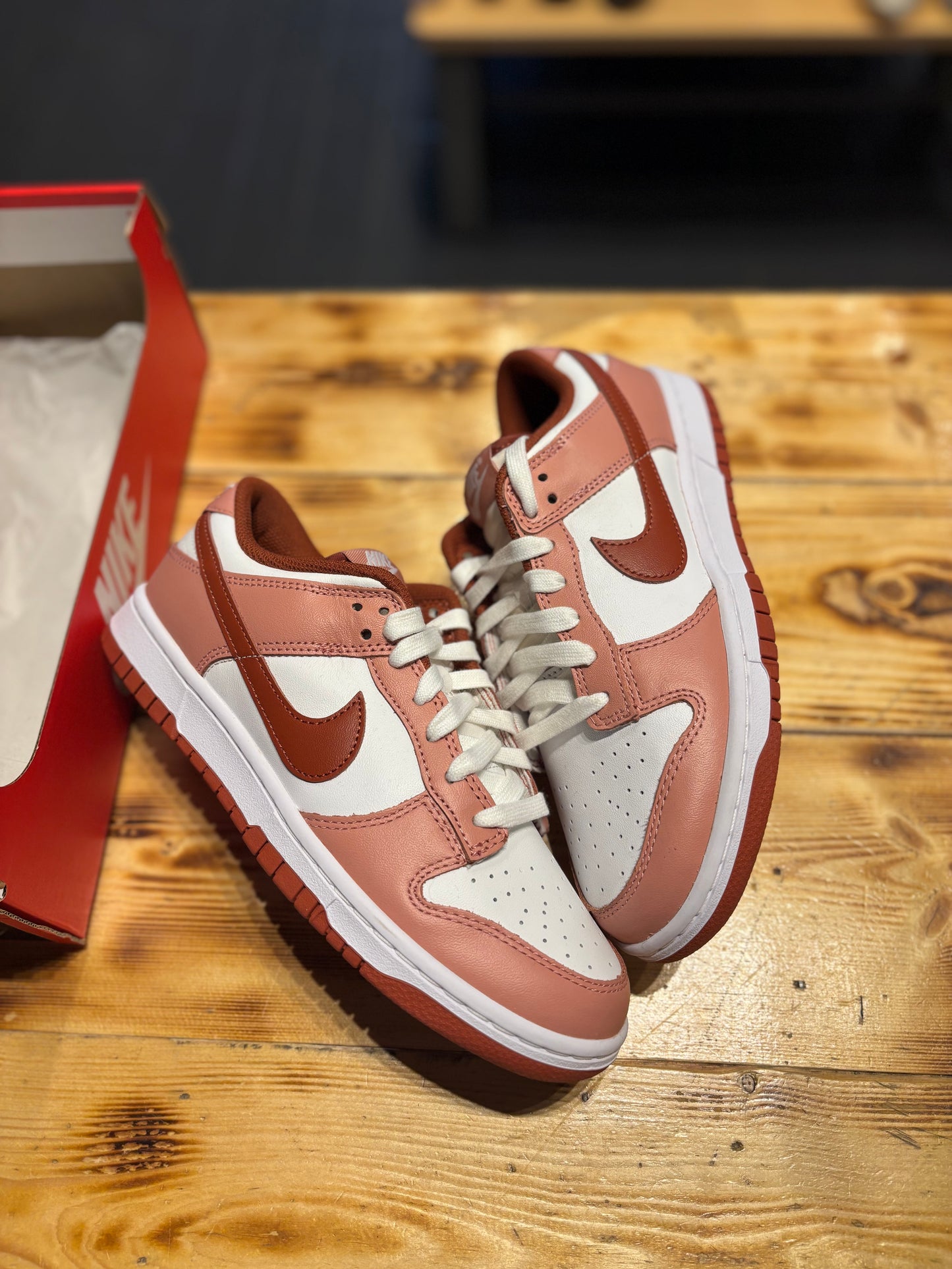 Nike dunk low “red stardust”/size 7y(8.5w)