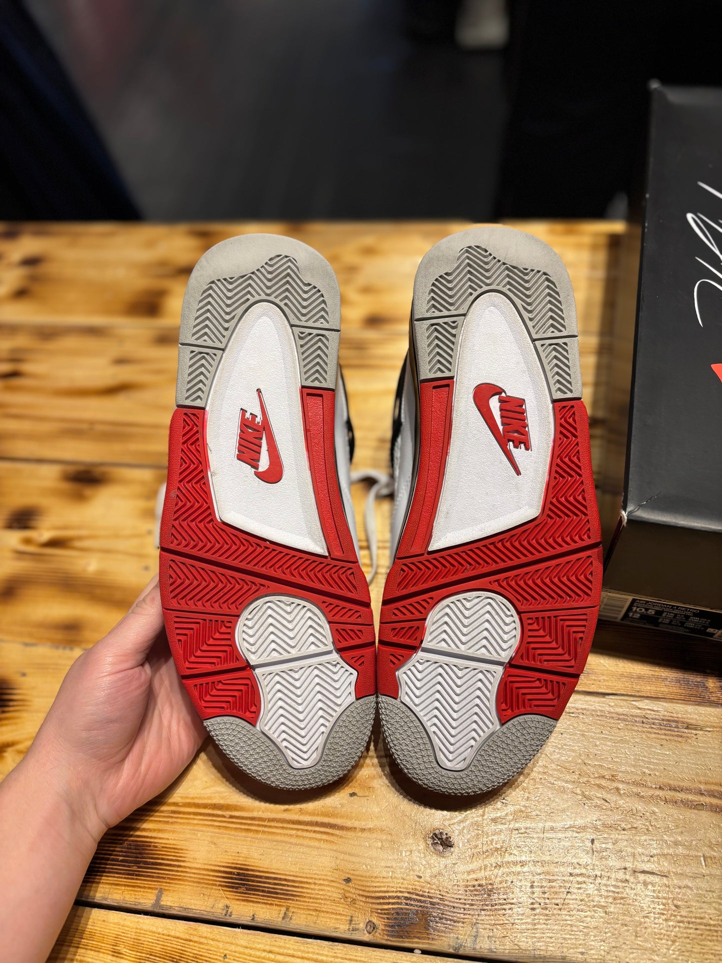 Jordan 4 fire red /size 10.5