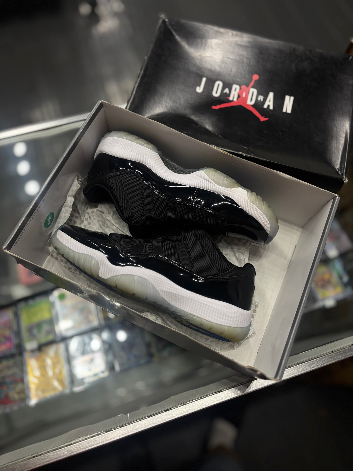 Jordan 11 low “space jam”/size 8.5