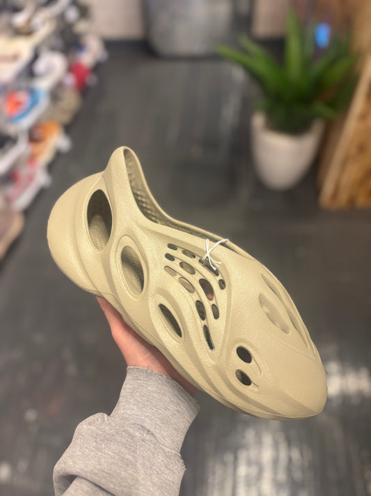 Yeezy foam runner “stone salt”