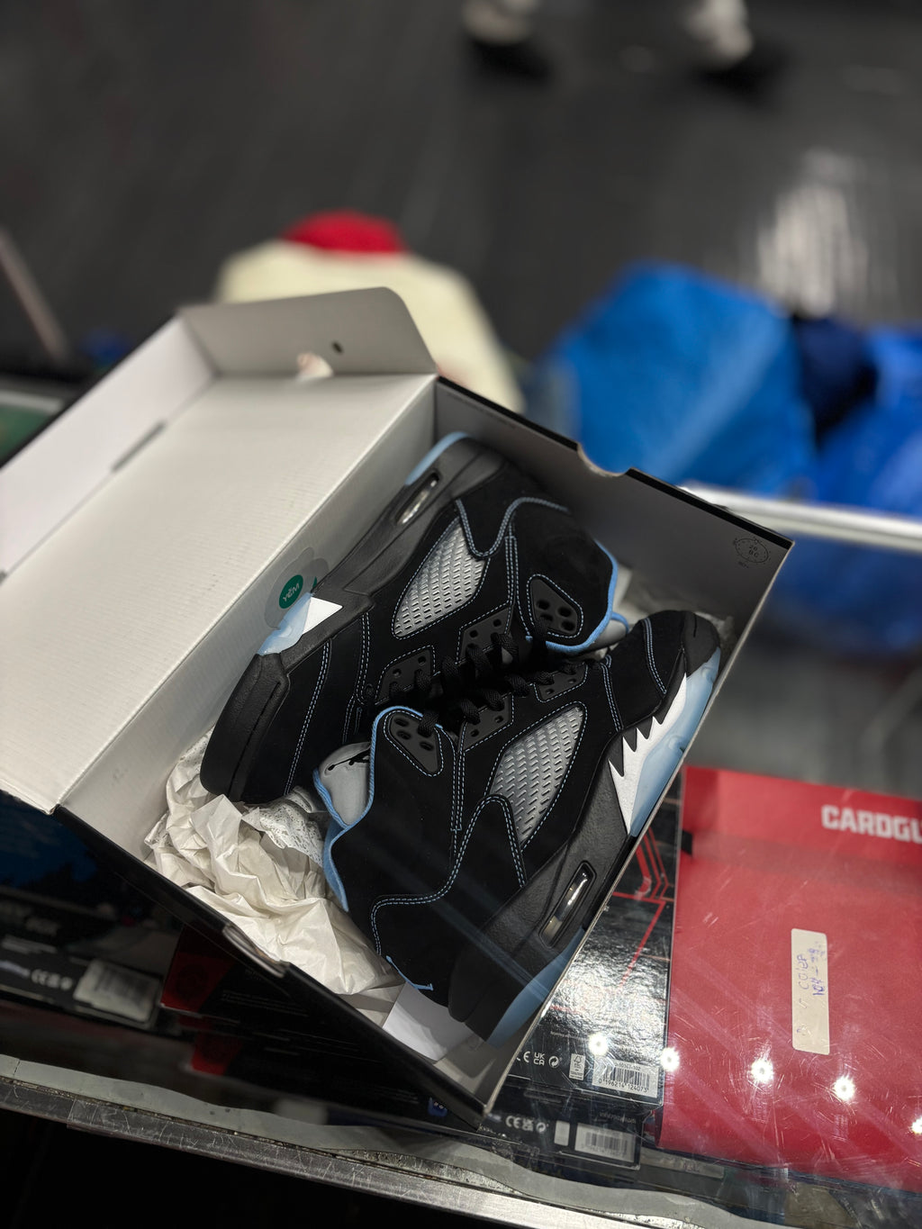 Jordan 5 “black university blue”/size 9