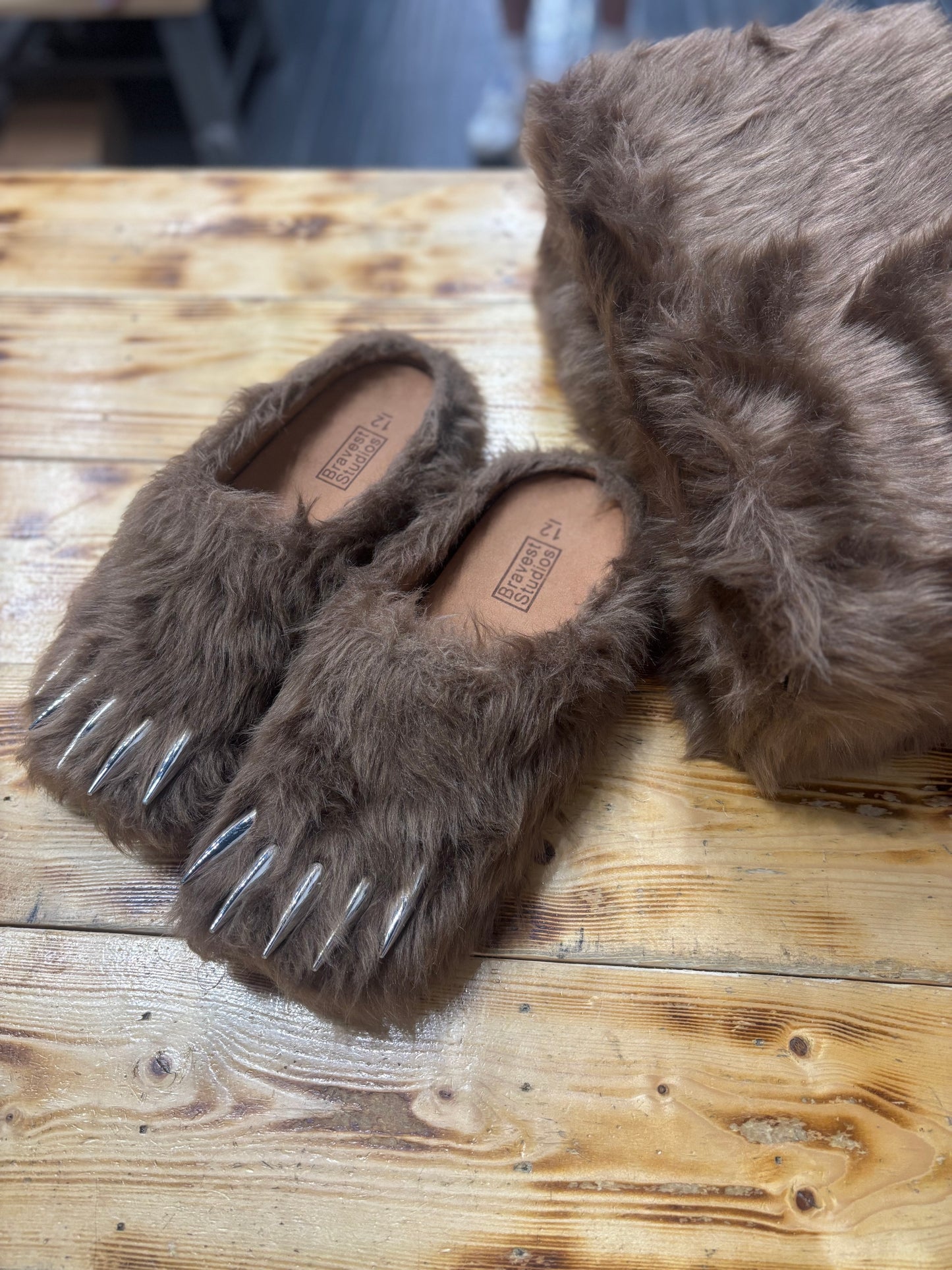 Bravest studio “brown bear claw”/size 12