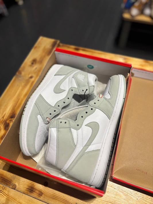 Jordan 1 “seafoam”/size 10.5(12w)