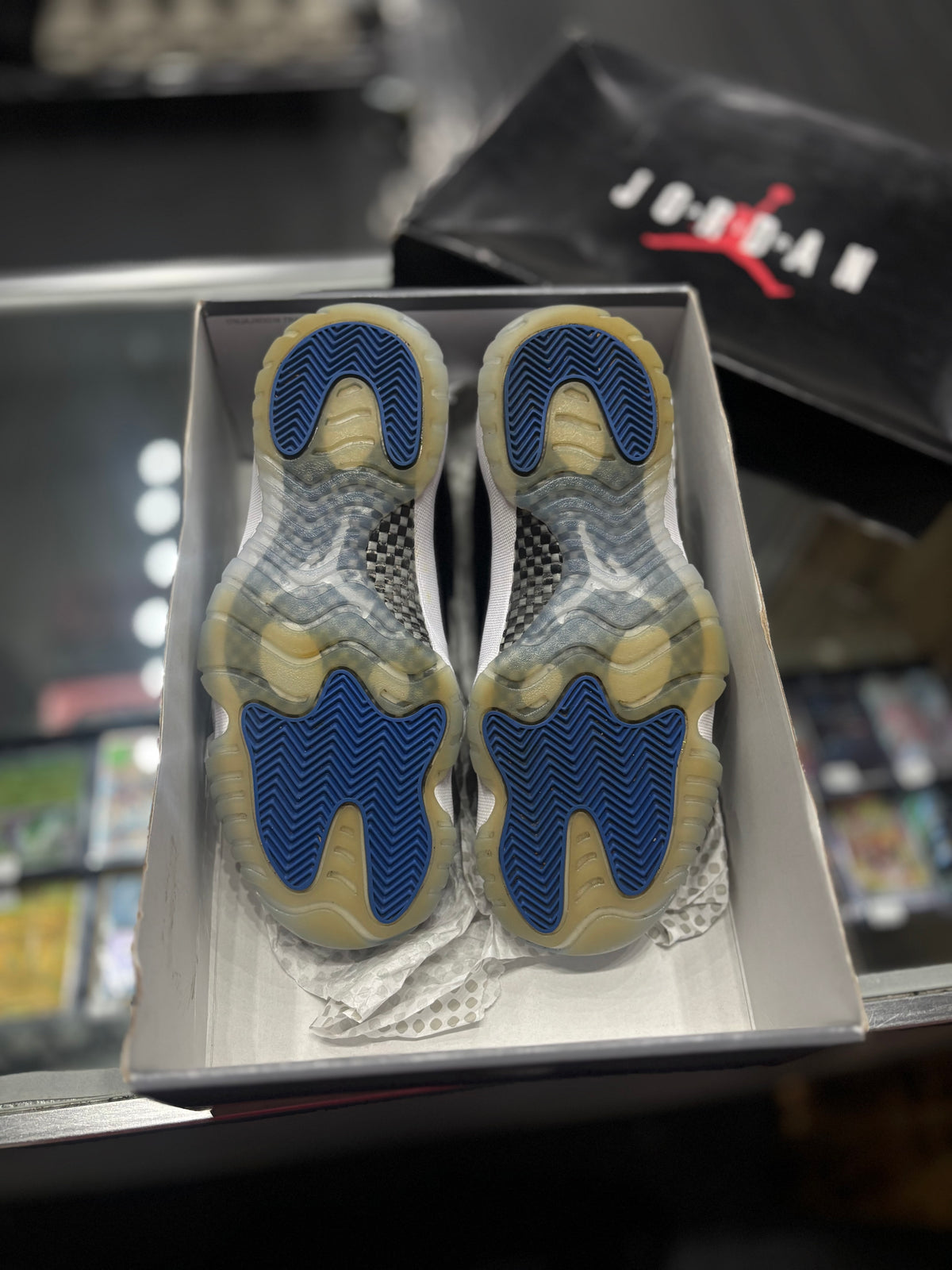 Jordan 11 low “space jam”/size 8.5