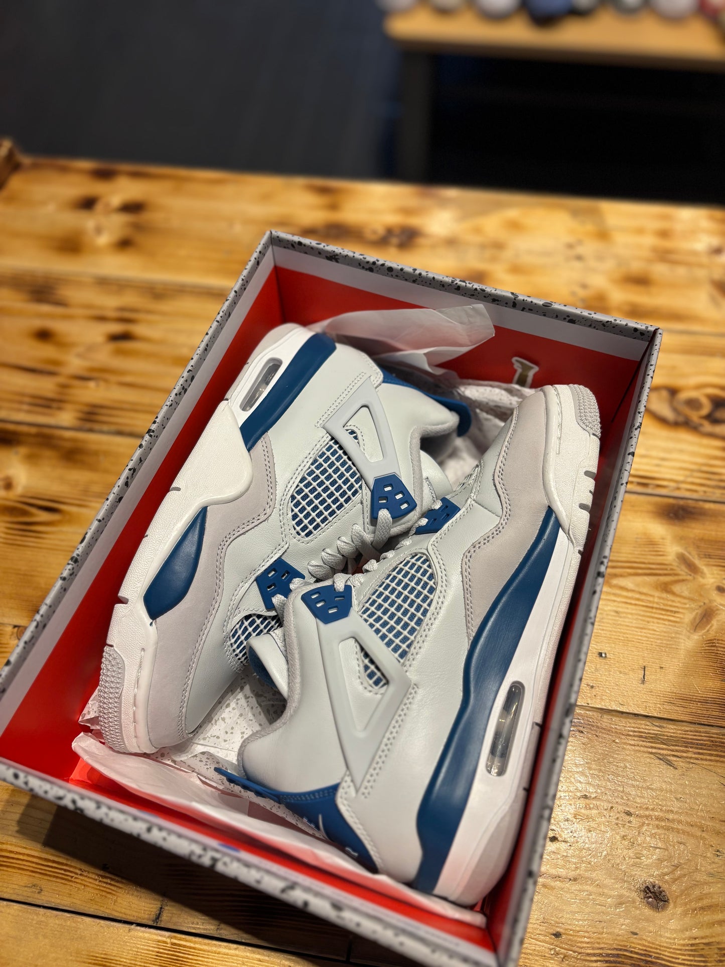 Jordan 4 “military blue”/size 6y(7.5w)