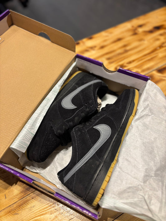 Nike sb dunk low “Black White Gum”/size 8