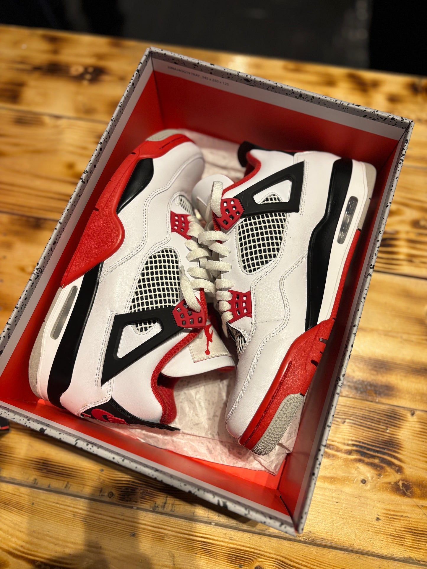 Jordan 4 fire red /size 10.5