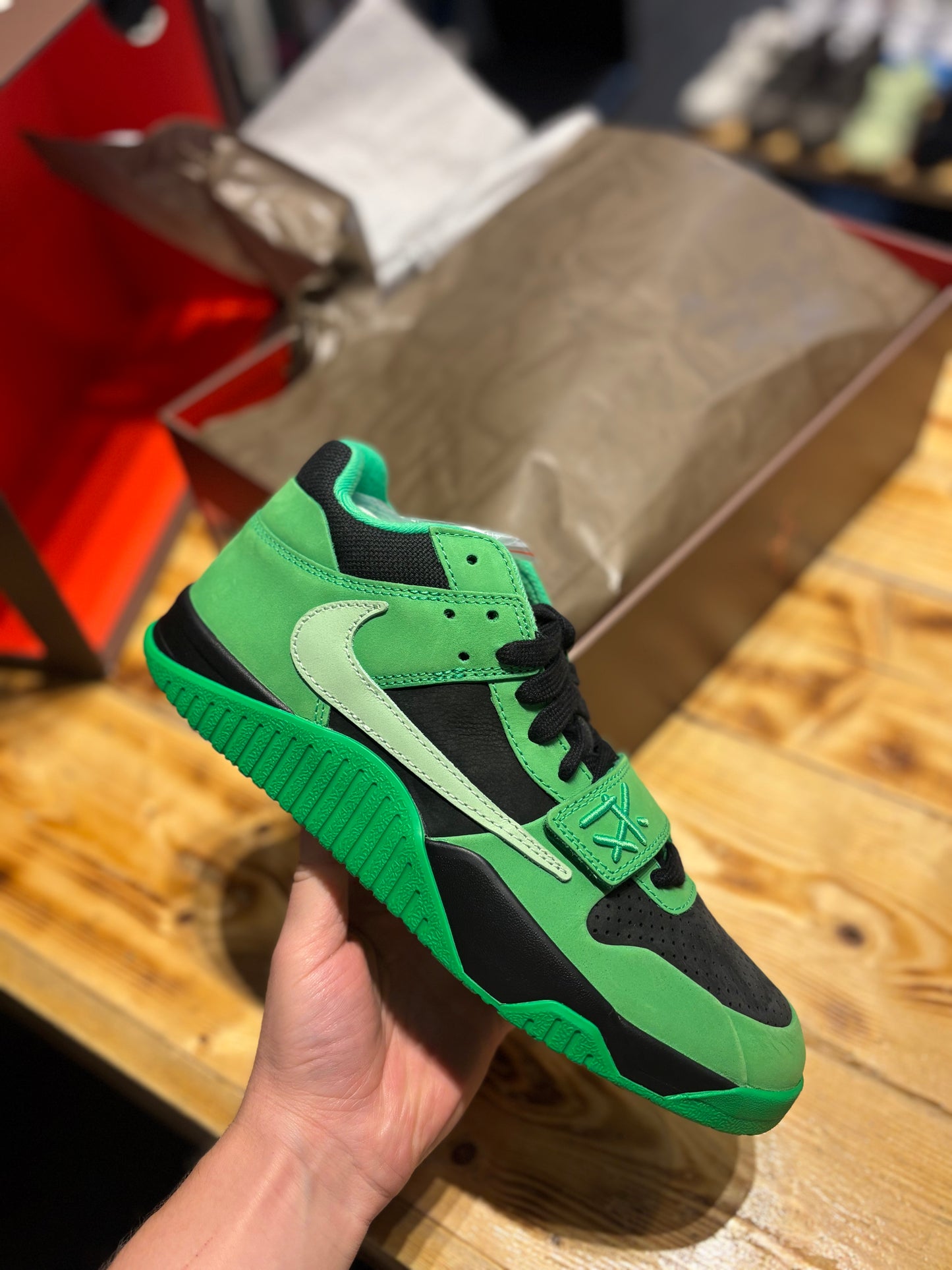 Travis Scott jumpman jack “Green Spark”/size