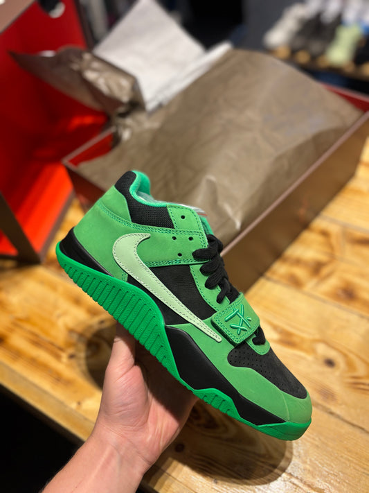 Travis Scott jumpman jack “Green Spark”/size