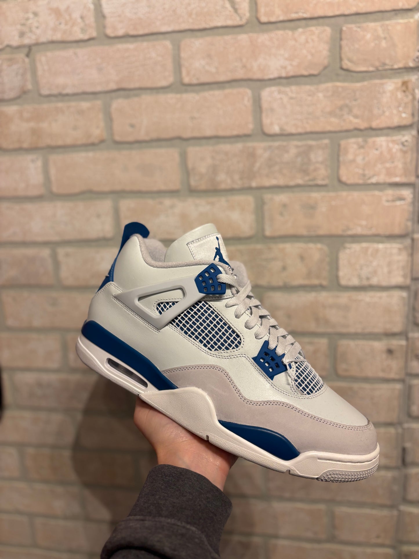 Jordan 4 “military blue”