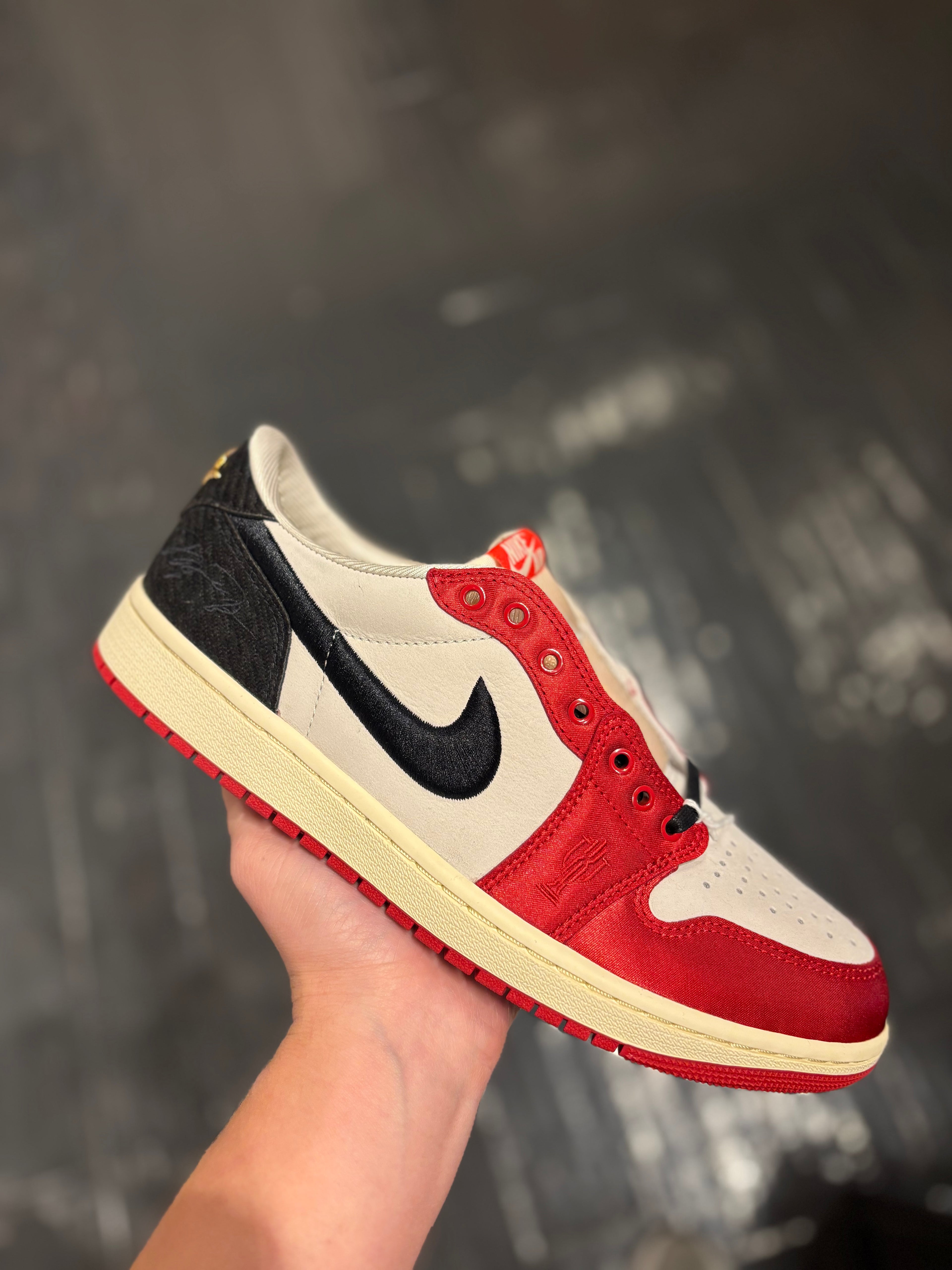 Jordan 1 low “ trophy room”/size 10