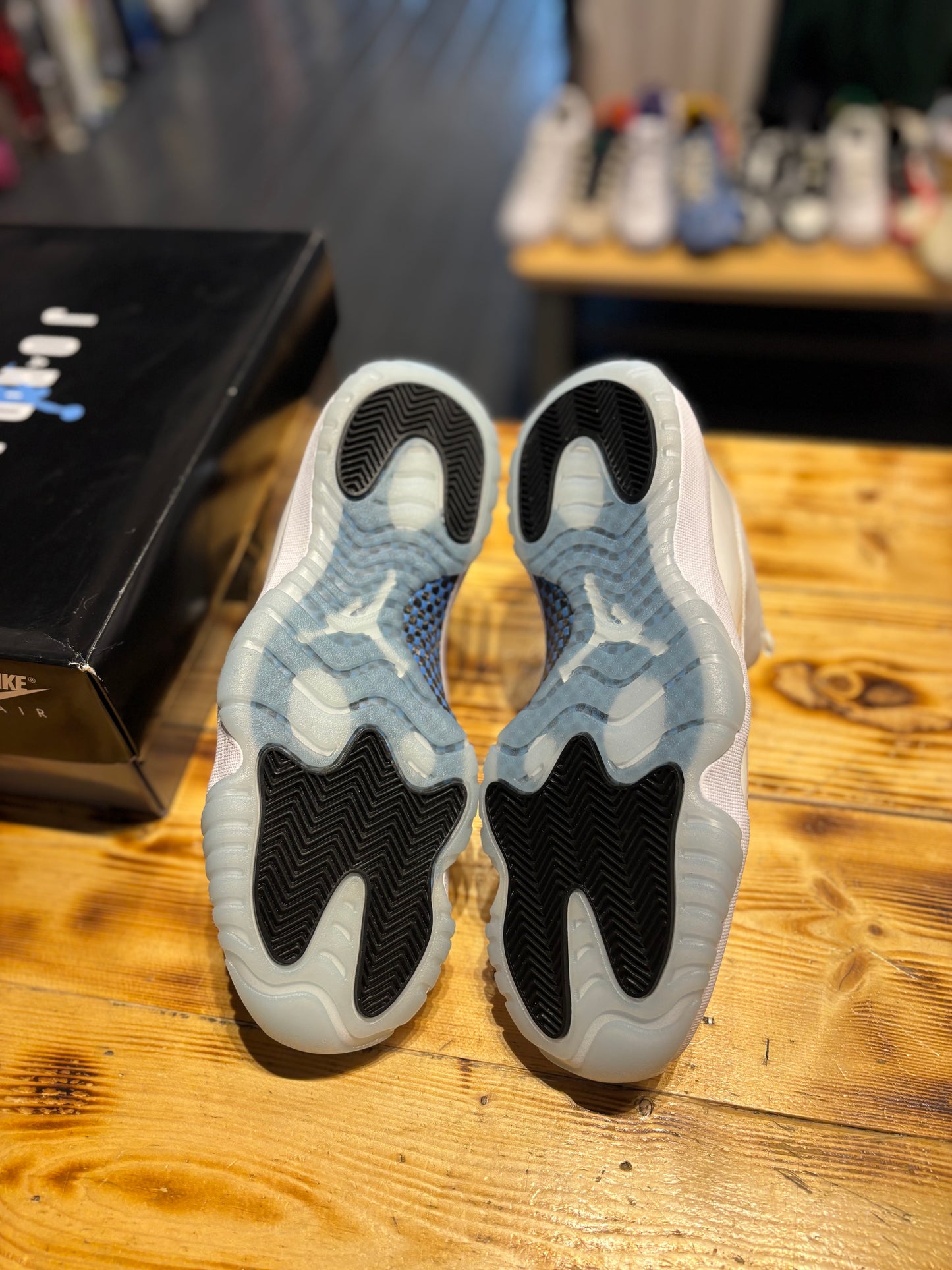 Jordan 11 low “legend blue”/size 10.5