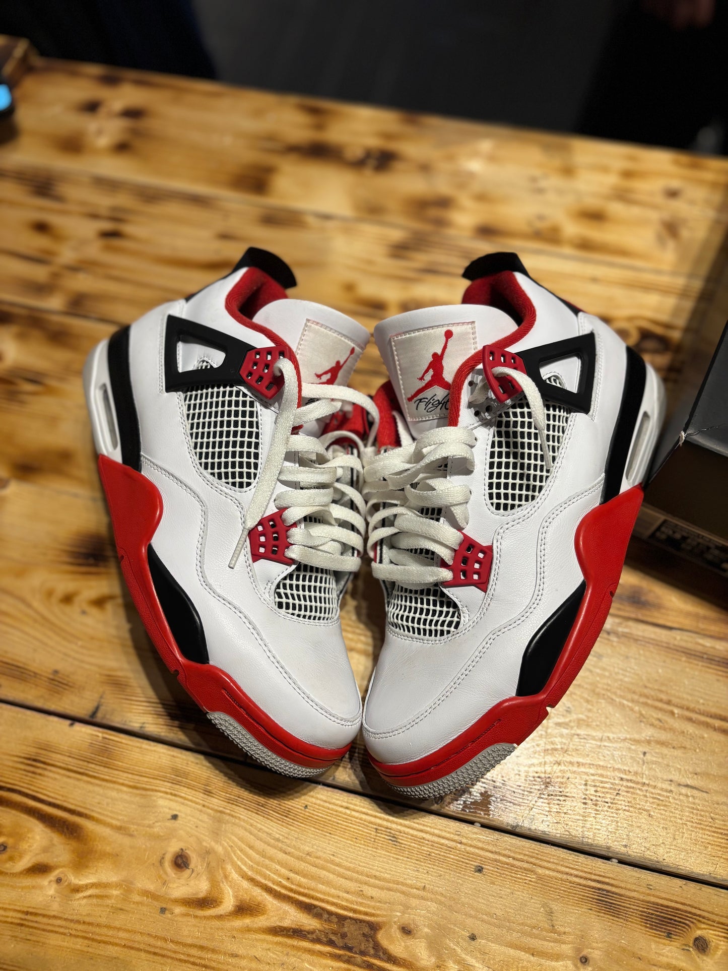 Jordan 4 fire red /size 10.5