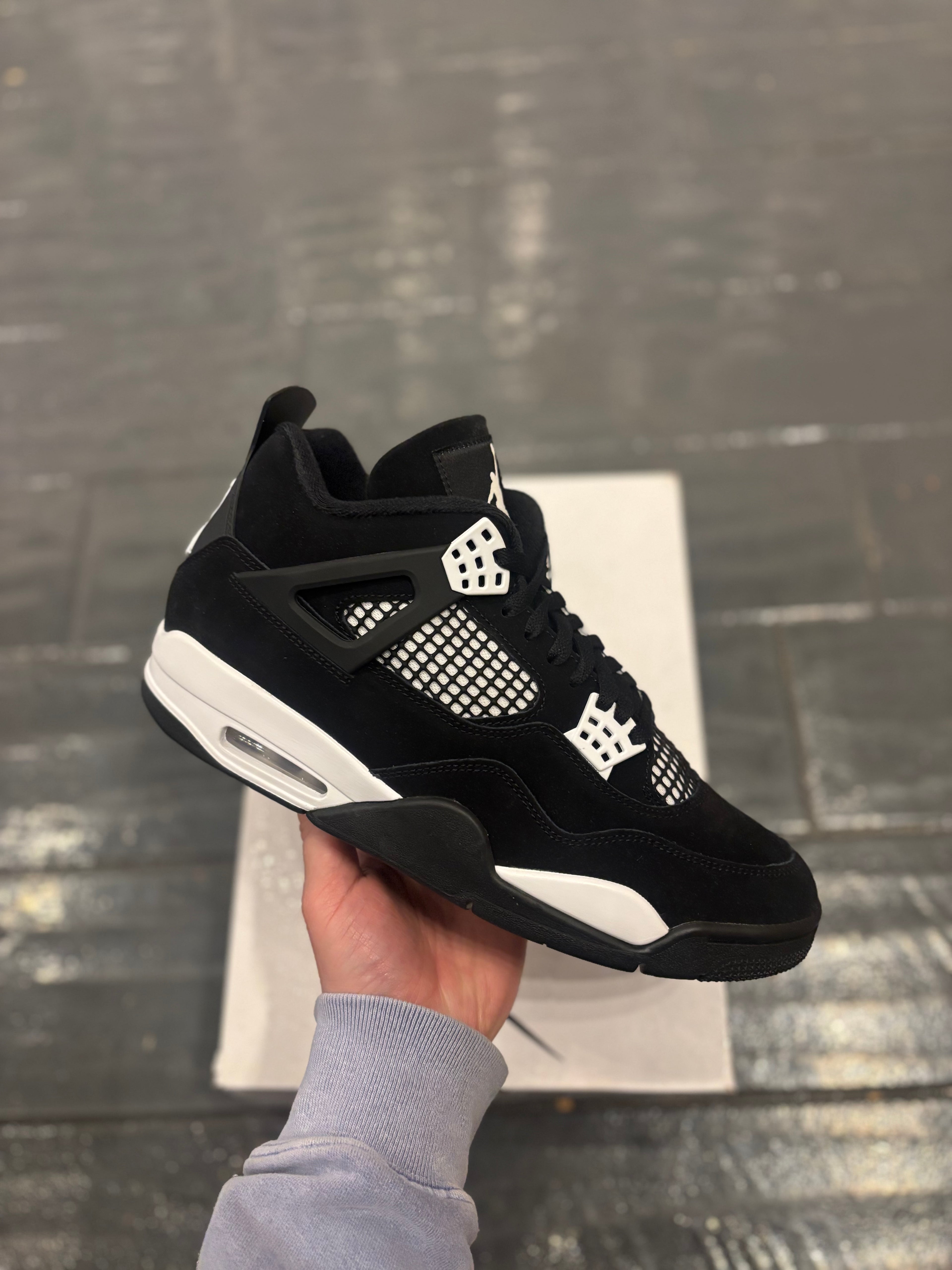 Jordan 4 white thunder 10.5
