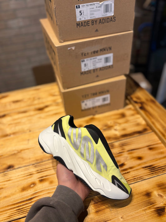 Yeezy 700 laceless “Phosphor”/size 5.5,6