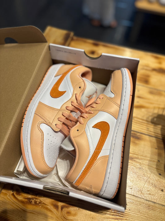 Jordan 1 low “sunset haze”/size 7y(8.5w)