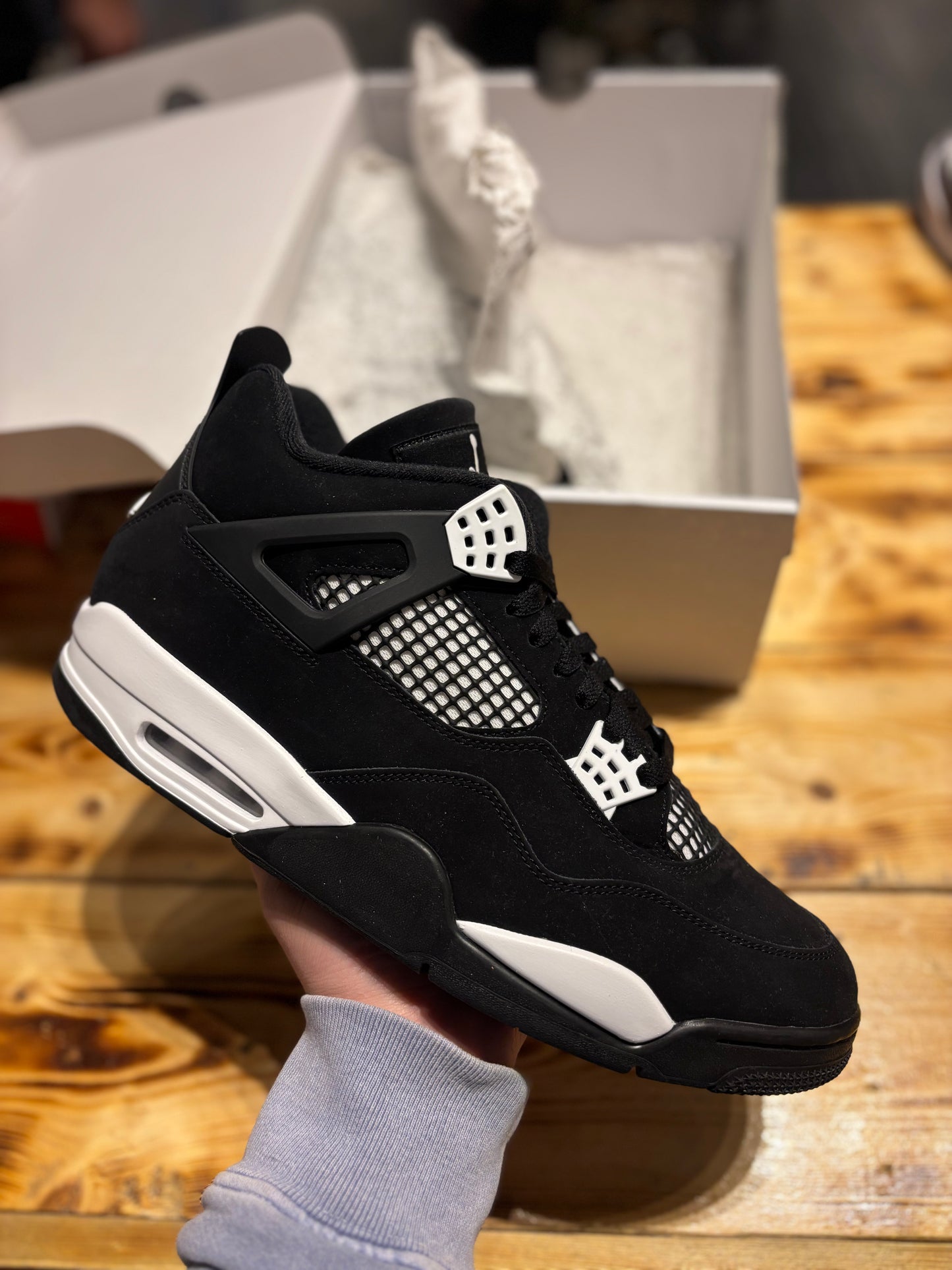 Jordan 4 white thunder