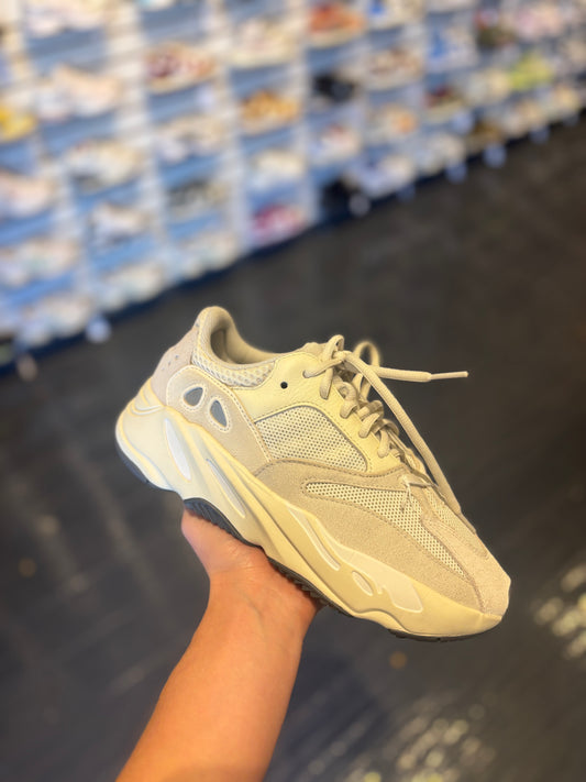 Yeezy 700 analog